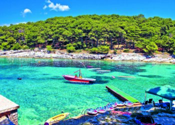 2E04BWX Island of Losinj. Cikat bay turquoise beach view, archipelago of Kvarner, Croatia