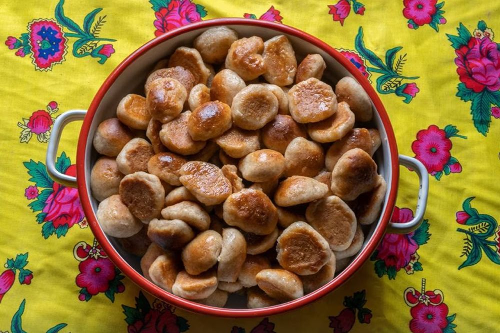 Small balls of bread served with honey in a pot